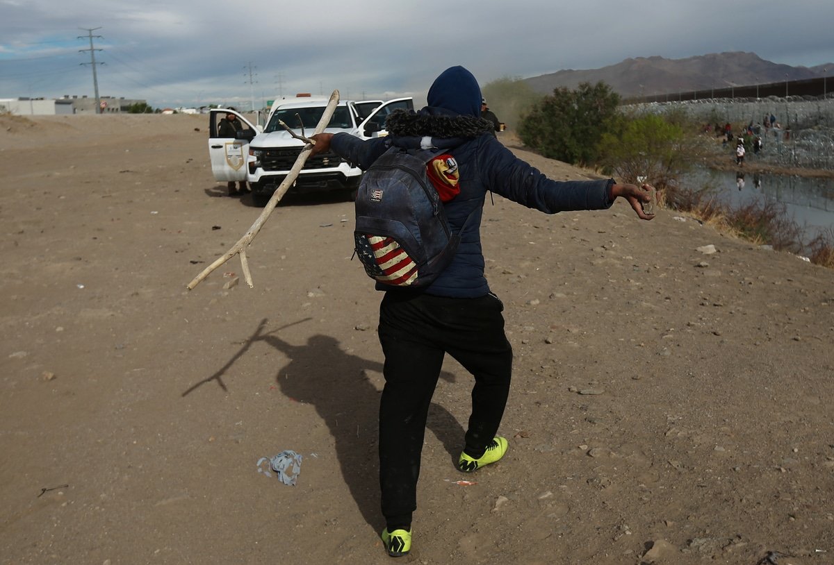 Trifulca entre migrantes y agentes en la frontera entre México y Estados Unidos