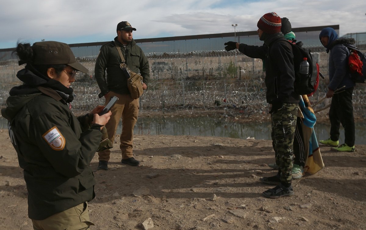Trifulca entre migrantes y agentes en la frontera entre México y Estados Unidos